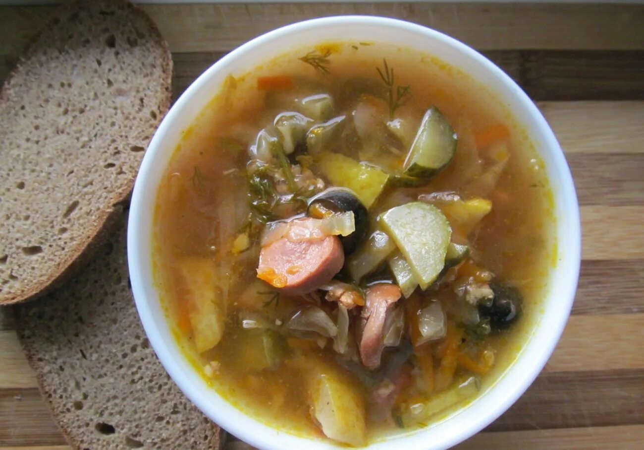 Как приготовить вкусную солянку из капусты. Солянка тушеная. солянка с капустой. блюдо солянка из капусты. солянка мясная с капустой.