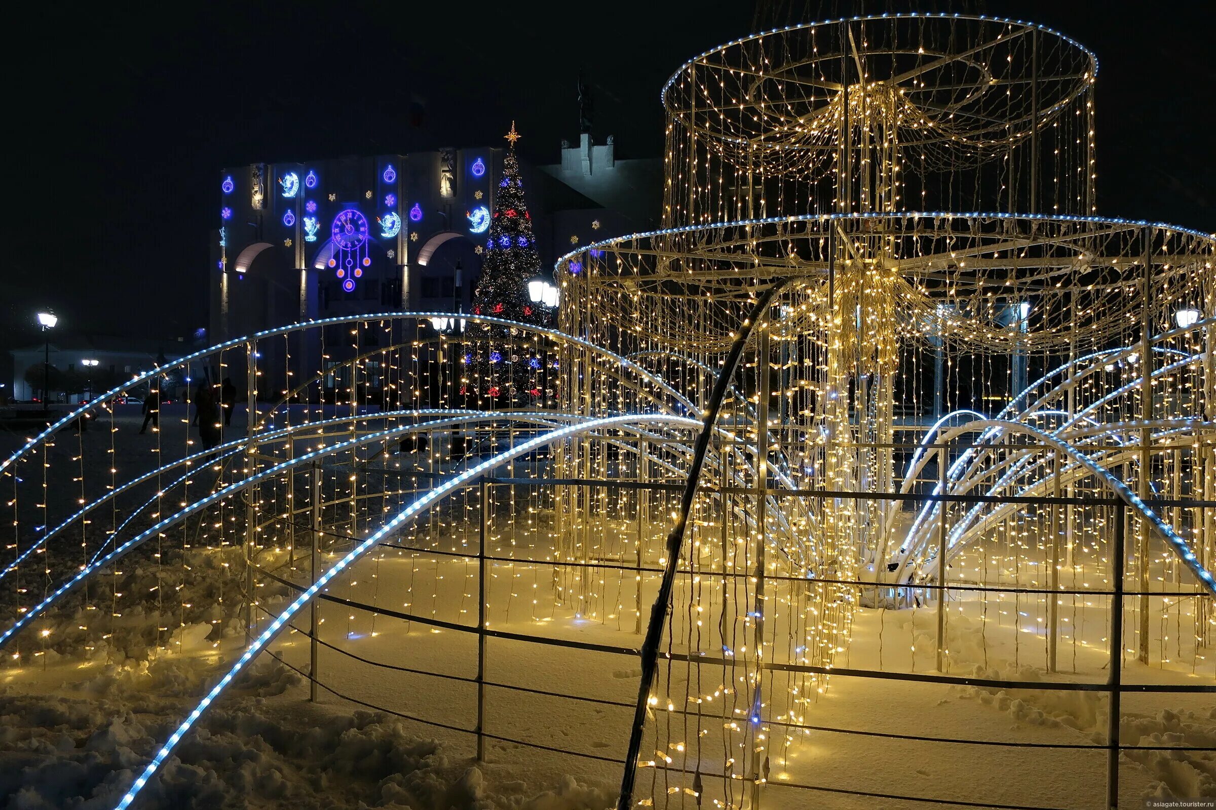 центральная елка в краснодаре. новогодняя ярмарка краснодар. 2022 лнр. курск театральная площадь новый год 2022. театральная площадь елка 2023.