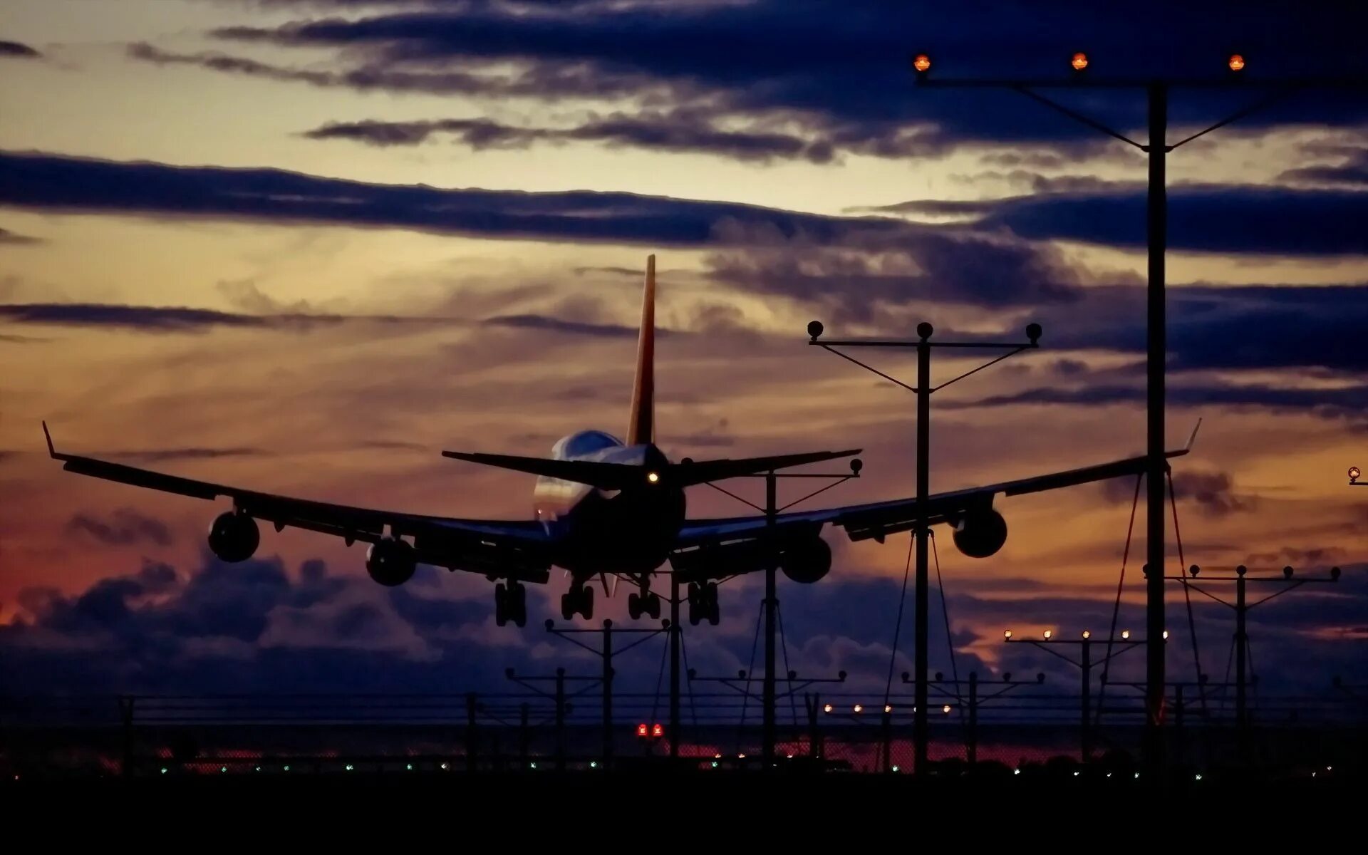 Боинг 747 взлет. Самолет в небе. Ночной аэропорт. Самолет взлетает. За пролетающим самолетом видна темная полоса