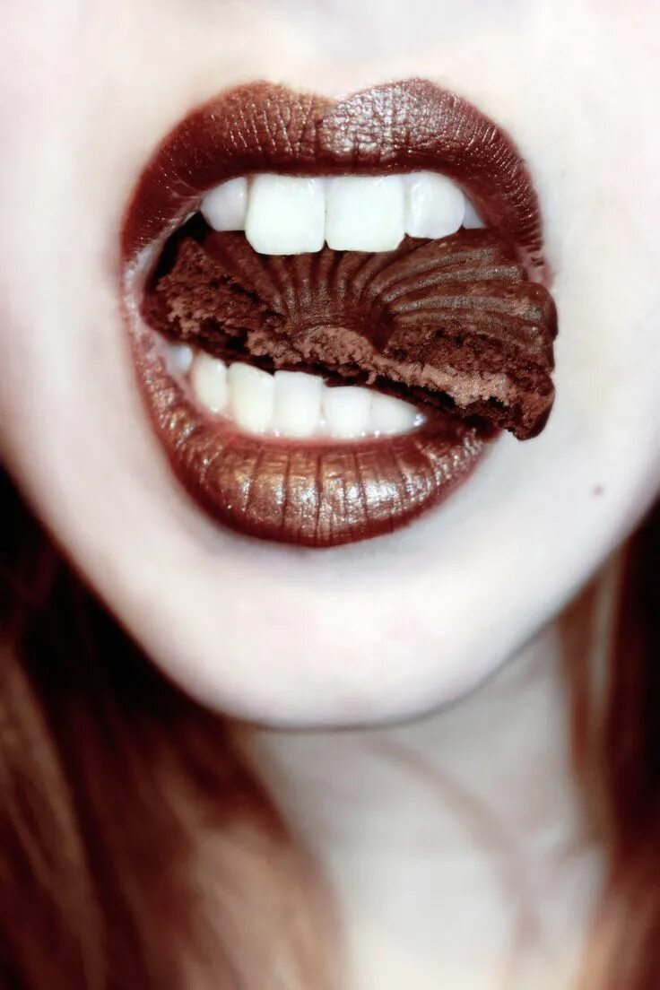губы из шоколада. ребенок измазанный шоколадом. рот в шоколаде. девушка в шоколаде. шоколадные губы.