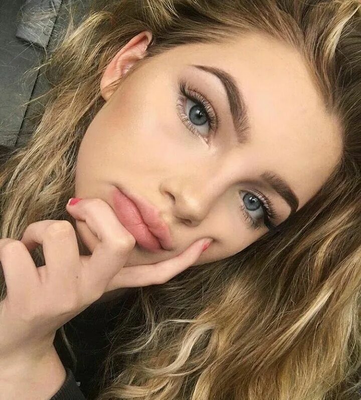 Легкий макияж для девушки. Девушка расчесывается перед зеркалом. Красивая женщина ухоженная женщина. Девушка в зеркале. Как стать ухоженной за 30.