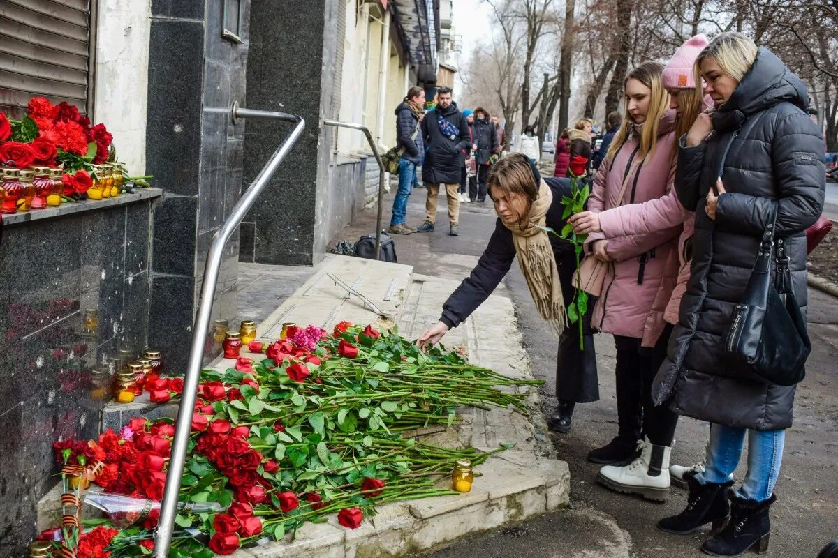 День памяти погибших на боссе. 9 мая люди несут цветы. Трагические события на донбассе. Трагедия в днр. День памяти погибших на боссе.