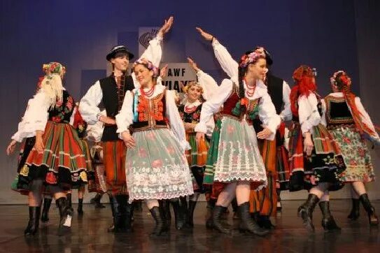 Польша танцы краковяк. Полька краковяк. Польский танец краковяк. Краковяк танец. Костюм польский национальный танец краковяк.