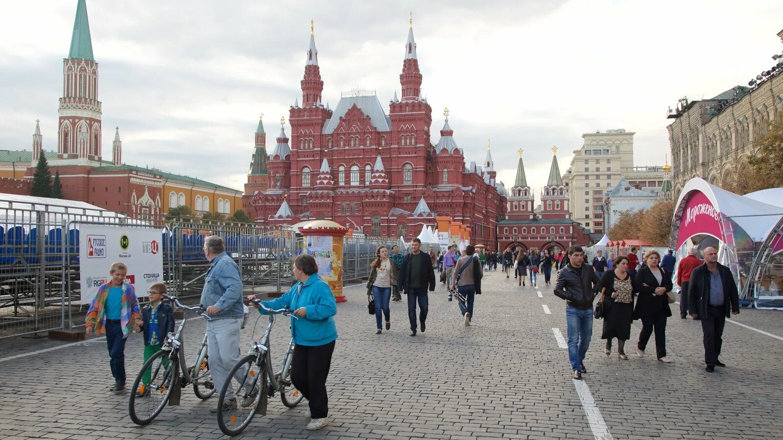 Можно ли попасть на красную площадь сегодня. Красная площадь сейчас фото. что посетить на красной площади. автобусы на красной площади. ред скуаре кремль где.