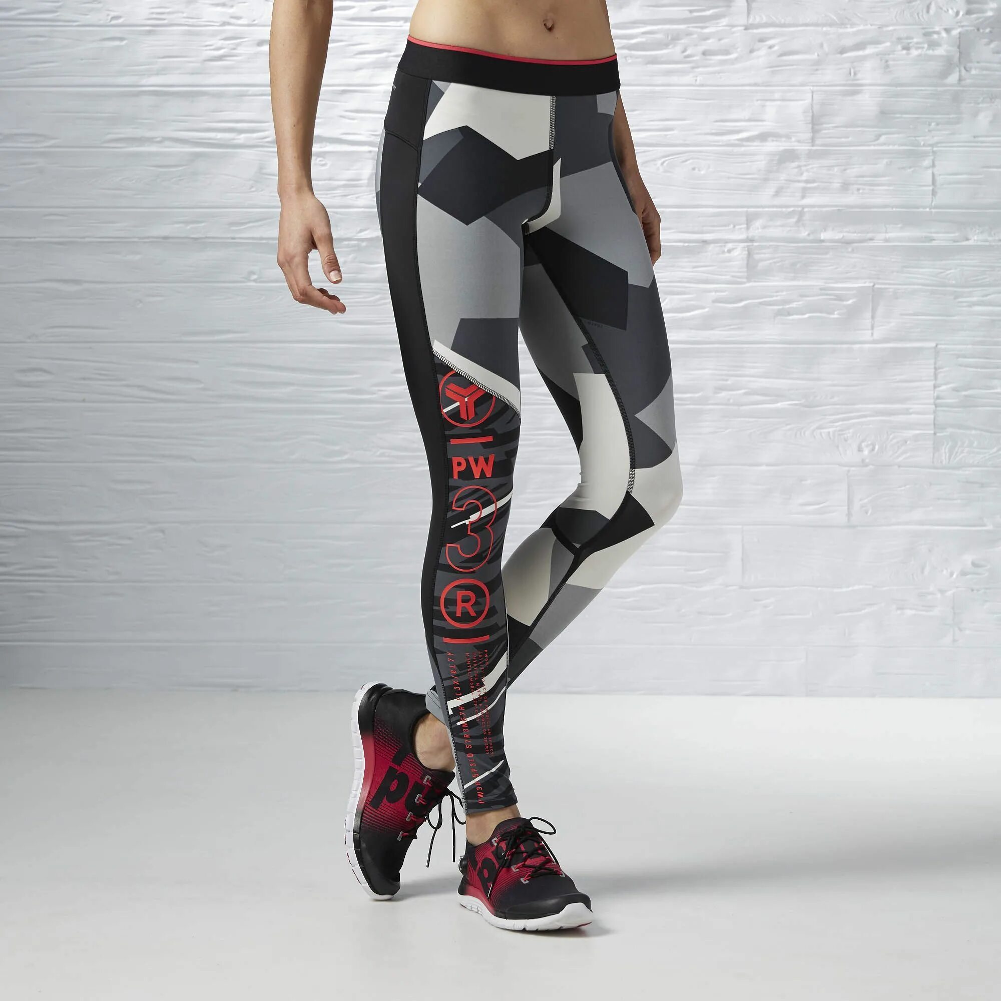 Спортивные тайтсы женские. Тайтсы рибок Spartan. Тайтсы Reebok gu5849. Reebok тайтсы с перфорацией. Легинсы рибок женские 3/4 PLAYDRY.