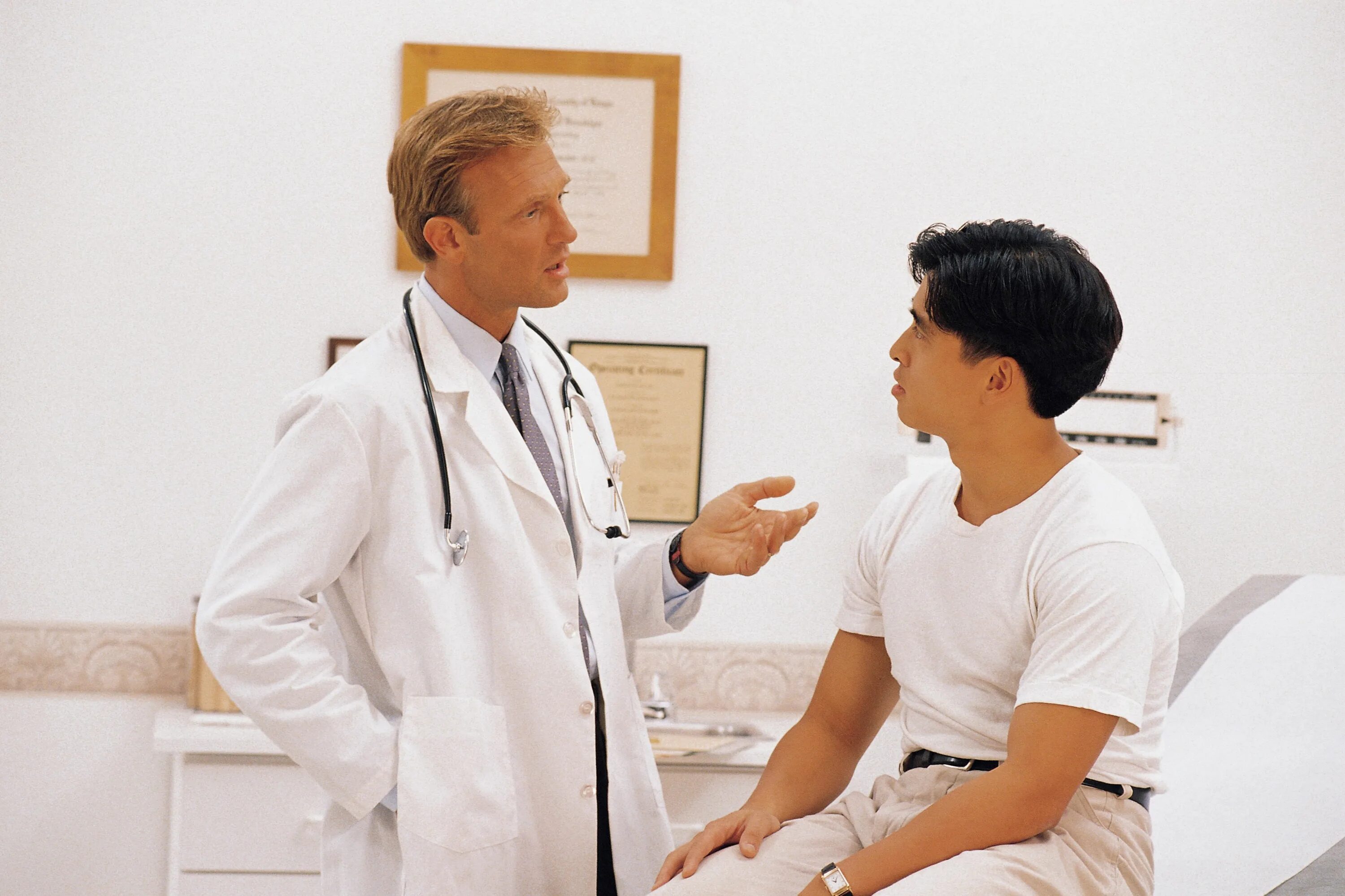 Уролог и пациент. Врач осматривает мальчика. Туберкулез мужских половых органов.