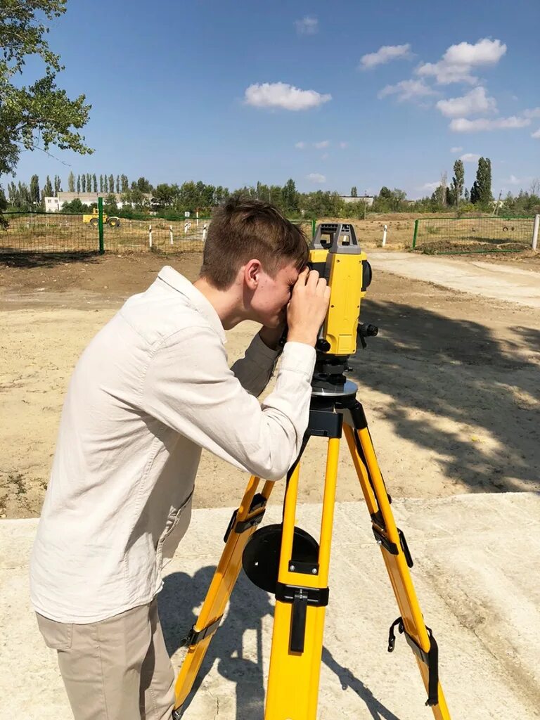 Инженерные изыскания. Земельно-имущественные отношения профессия. Геодезист маркшейдер. Земельно имущественные отношения и землеустройство. Земельно имущественные отношения квалификация.