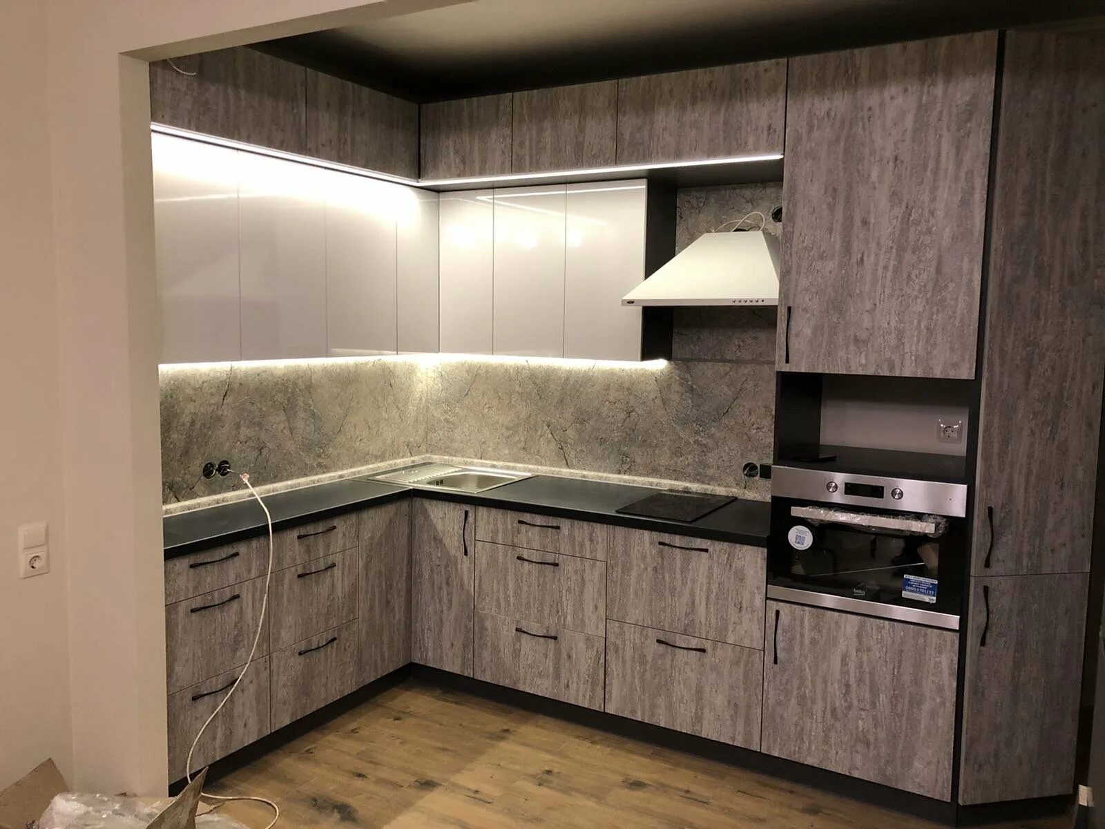Арпа 9150. Кухня матовая графит алвик. Фасад арпа 2623. Кухня капучино глянец. Кухни фасады пластик отзывы.