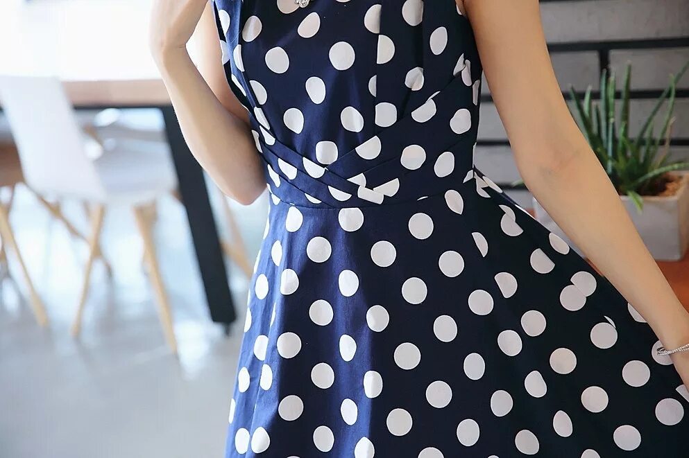 Летнее платье в горошек. Платье в горошек. Платье в горошек элегантное. Бижутерия к платью в горошек. Летнее платье в мелкий горошек.