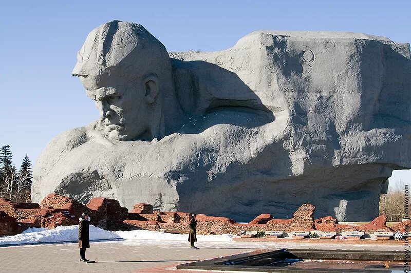 Монумент второй мировой вашингтон. Мемориал в вашингтоне второй мировой. Монумент второй мировой. Мемориал советским воинам в лондоне. Памятники второй мировой.