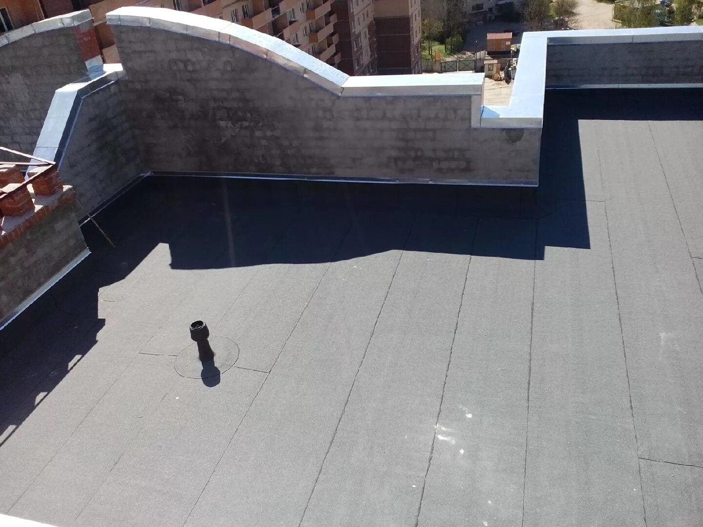 Примыкание плоской кровли к парапету. Парапет на крыше. Свес плоской кровли. Узел примыкания плоской кровли к парапету двг техноэласт. Парапет плоской кровли.