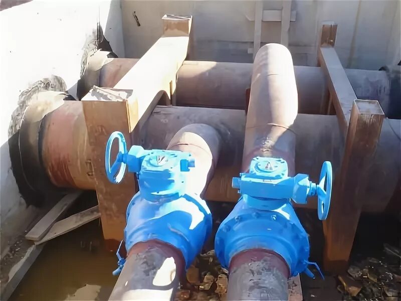 Кран теплотрассы. Кран теплотрассы. Вентиль отопления в подвале многоквартирного. Укладка тепловых сетей. Теплотрасса советская.