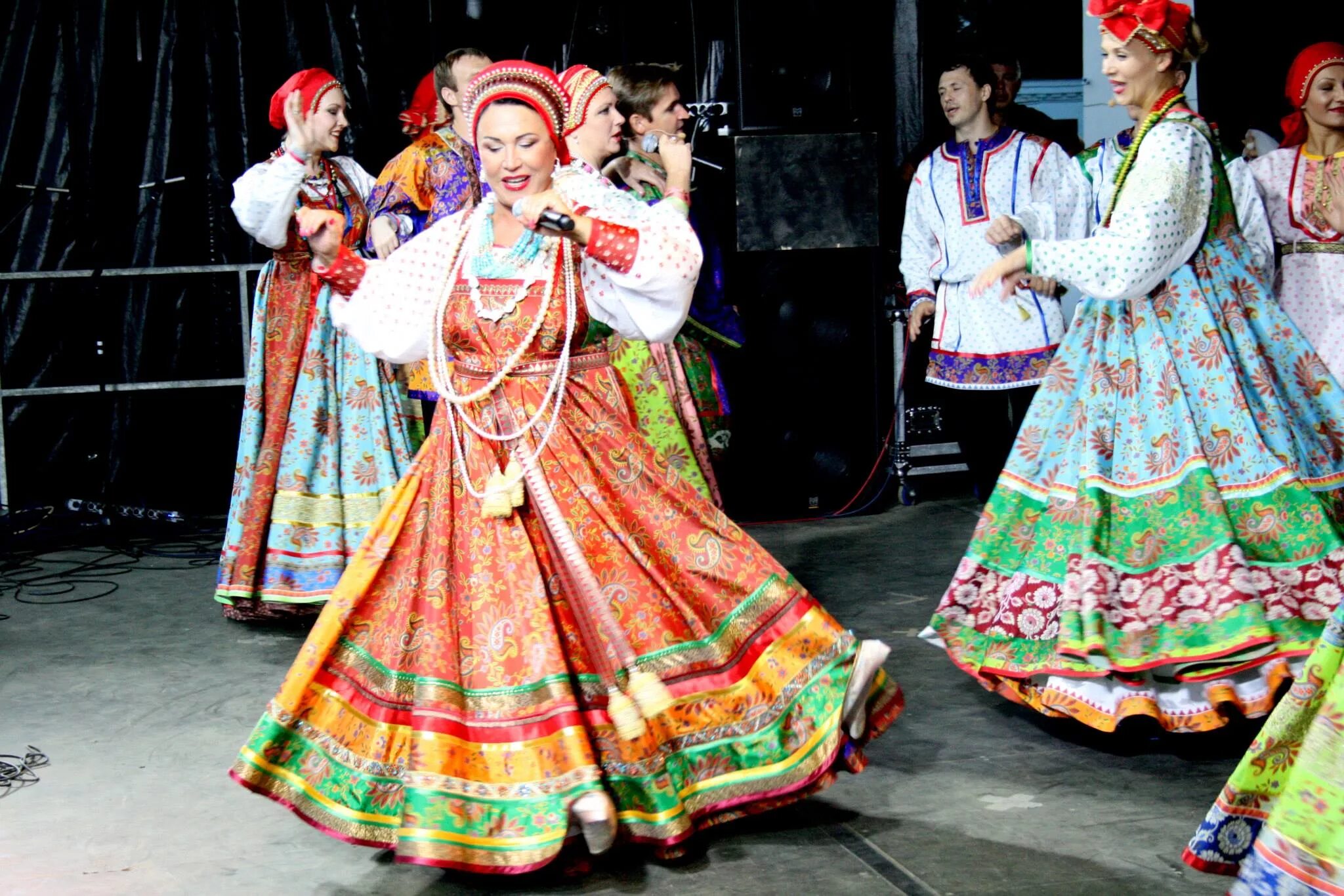 Сарафаны коллектива надежды бабкиной. Ансамбль сарафан. Надежда бабкина с ансамблем. Сценический сарафан. Костюмы для фольклорного коллектива.