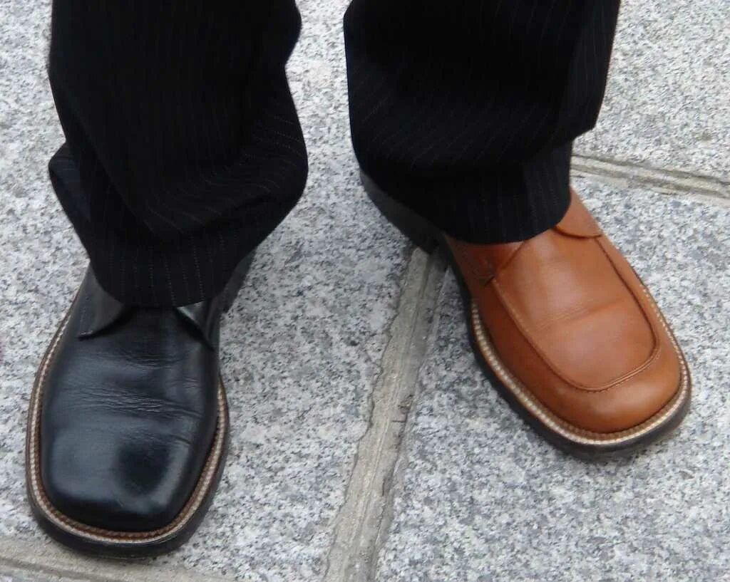 Что делать если обувь маленькая. Мужские ноги в туфлях. Разные ботинки. Мужская обувь на босую ногу. Туфли с квадратным носом.