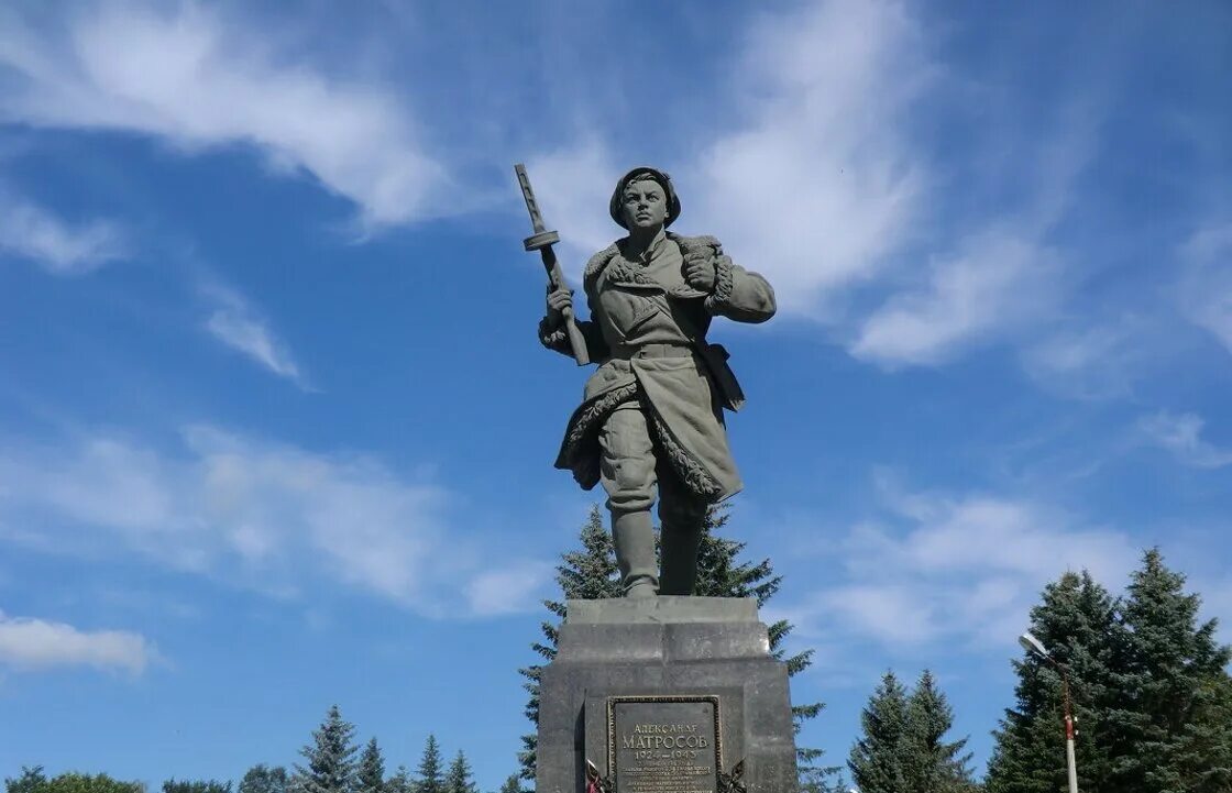 Памятник александру матросову. Александр матвеевич матросов памятник. памятник александру матросову в великих луках. памятник матросову города великие луки. памятник а. матросову, г. великие луки.
