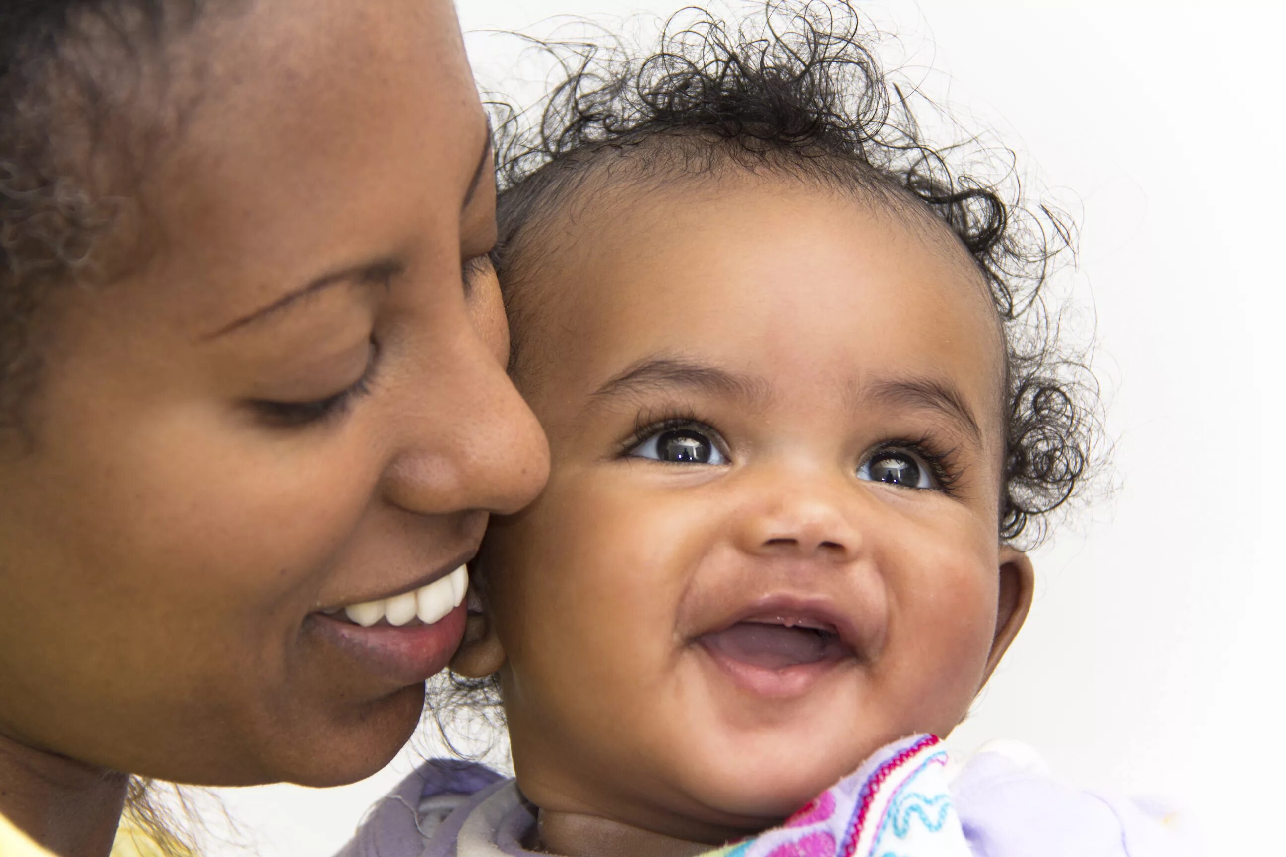 Чернокожие младенцы с мамами. Младенец афроамериканец. Чернокожие мама и ребенок. Самые красивые дети Мулаты. Чернокожая мать