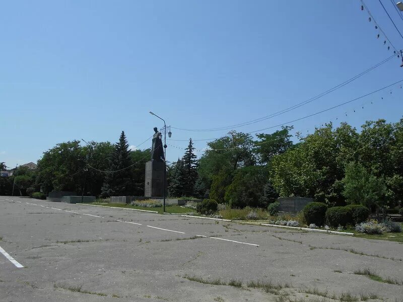 Памятник Уллубию Буйнакскому. Памятник Уллубию Буйнакскому в Буйнакске. Памятник Ленину в Махачкале на Буйнакского. Фонтан в Буйнакске.