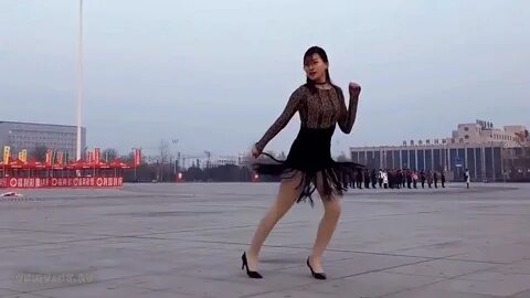 Цин цин танцует шафл танец на каблуках