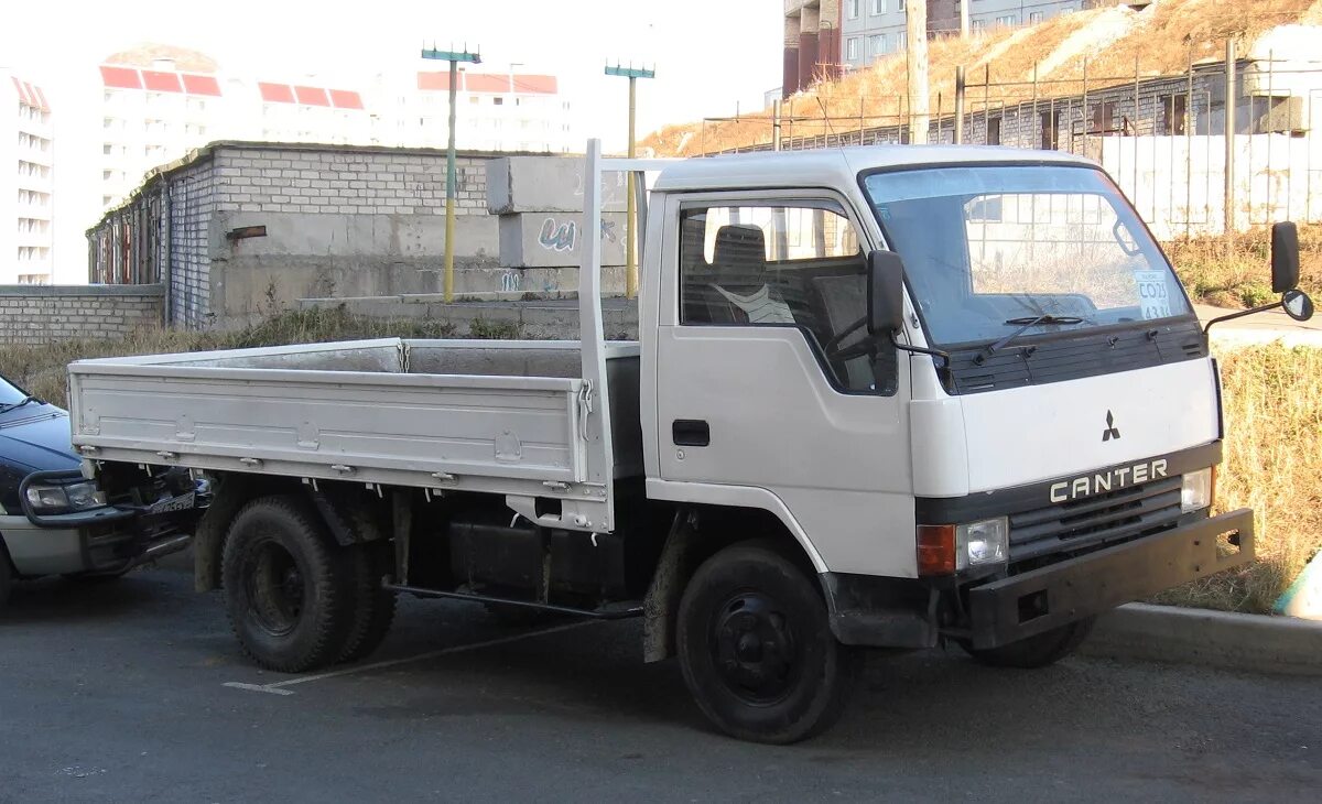 Mitsubishi бортовой. Митсубиси Кантер 1992. Mitsubishi Canter 1988. Mitsubishi Canter 1985. Грузовик Митсубиси Кантер.