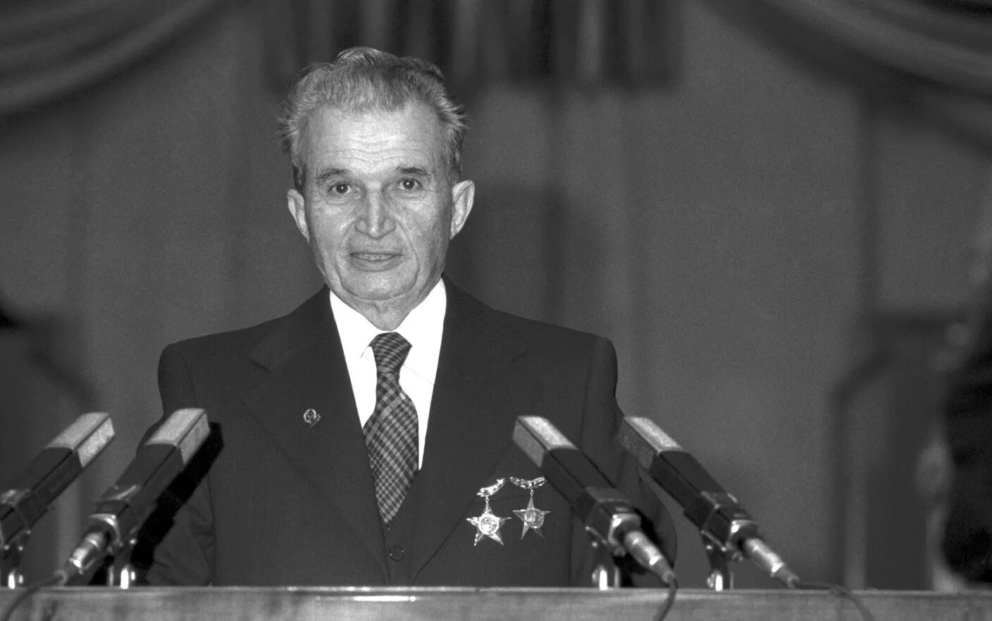 Николае и елена чаушеску. Диктатура румынии. Диктатура румынии. Николае чаушеску 1989 21 декабря. Президент румынии чаушеску.