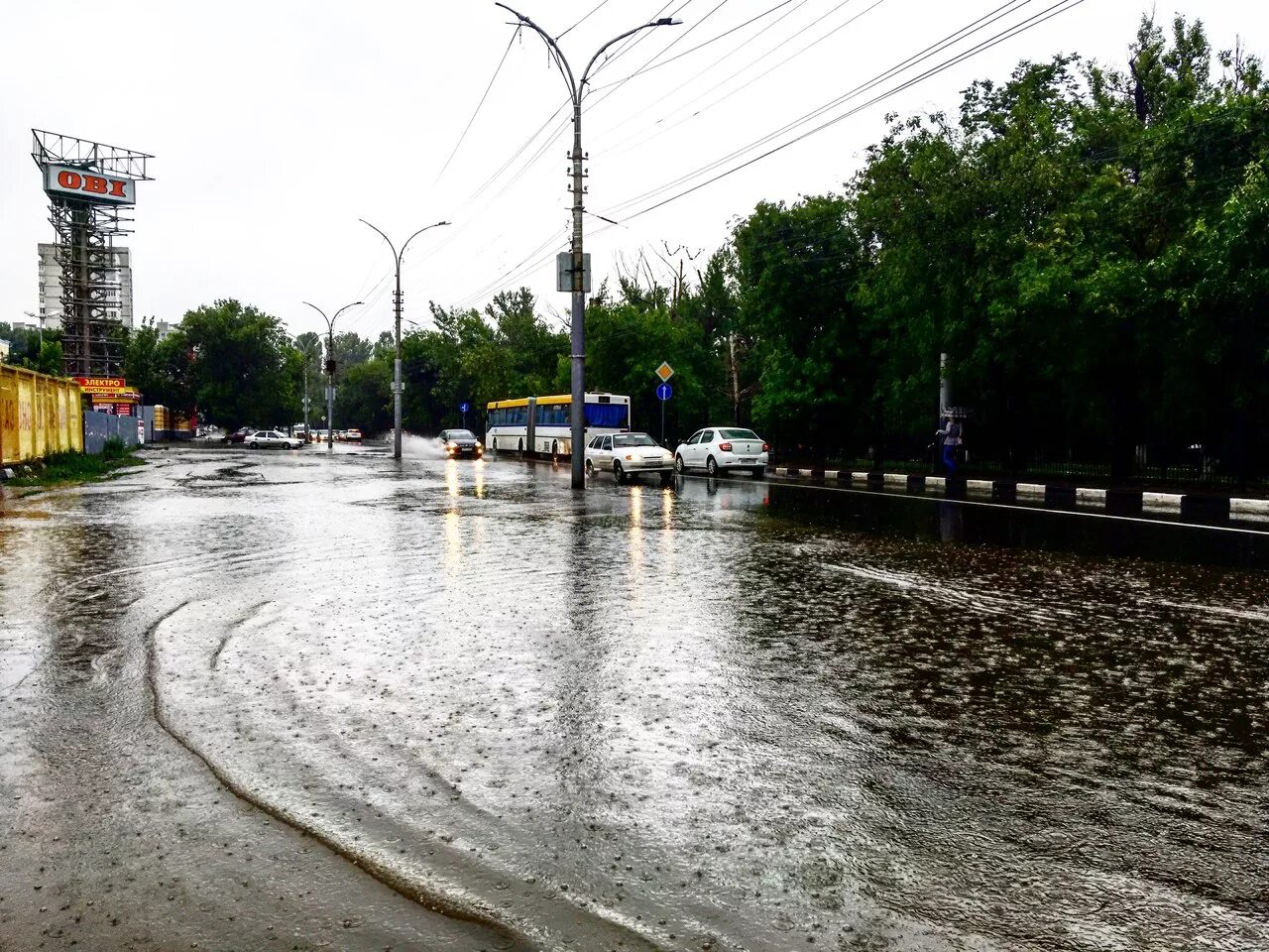Огромная яма на дороге. Стоит вода на дороге. Дыра в асфальте. Яма в асфальте. Стоит вода на дороге.