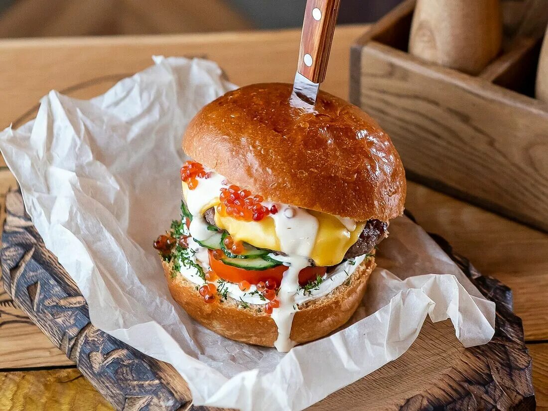 Гамбургер и кофе. Бургер ресторан. Блюдо для подачи бургера. Бургер и кофе. Гамбургер кафе.