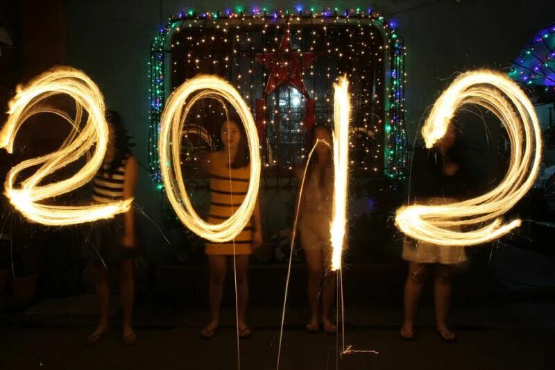 2012 year. Бенгальские огни на длинной выдержке. Новый год 2012. Картинки 2012 года. 2012 год.