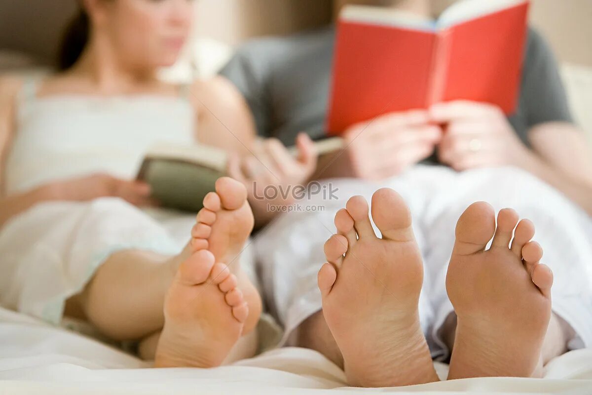 Couples feet. Alfa couple. Alpha couple feet. Утро пара в кровати. Reading in Bed.