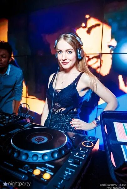 Dj skyfire in da club. Dj t730. Красивая девушка диджей. Диджей вечеринка. Dj skyfire.