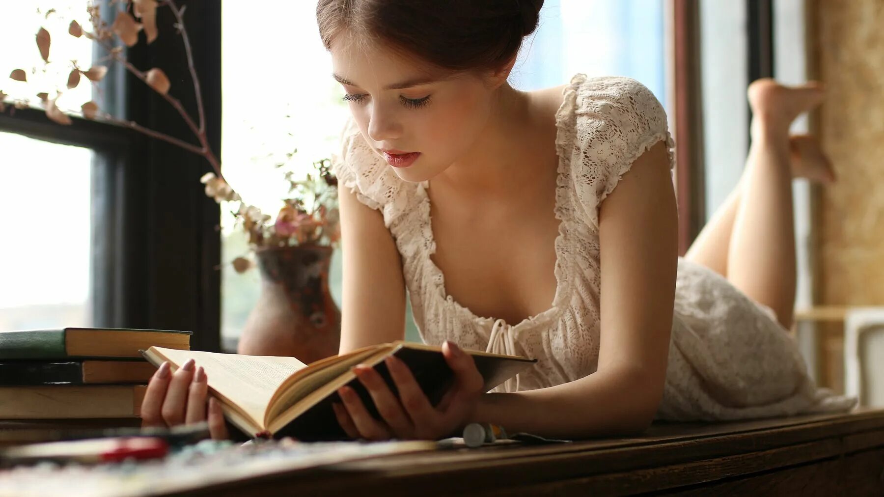 Голая модель с книгой