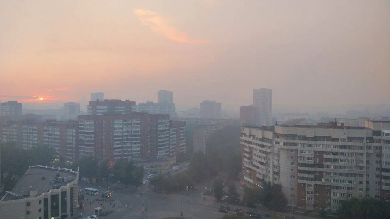 Екатеринбург в дыму. Запах Гари в Екатеринбурге сейчас. Урал в тумане. Пожар в Екатеринбурге сегодня. В воздухе запах гари