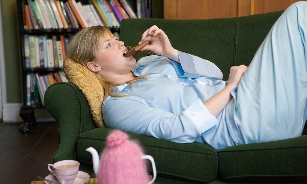 Lazy ленивый. Ленивая женщина. ленивый человек на диване. ленивая девушка на диване. образ жизни лежать на диване.