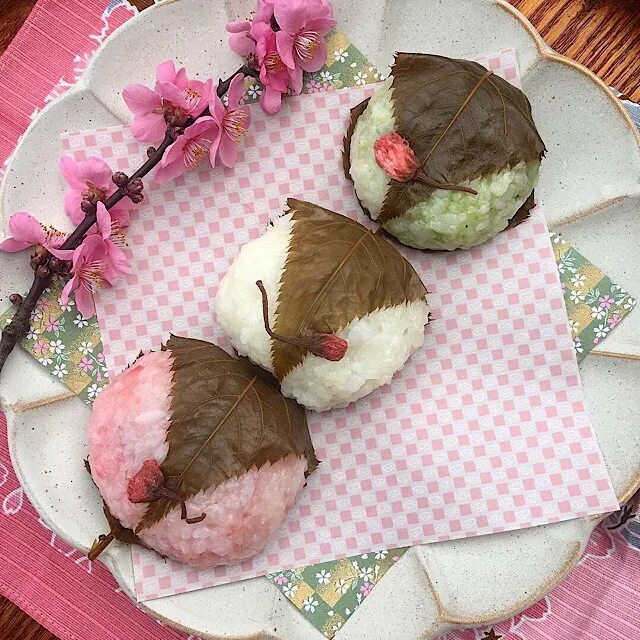 Моти макаровой. Сакурамоти. сакура моти. сакурамоти еда. sakuramochi японские десерты.
