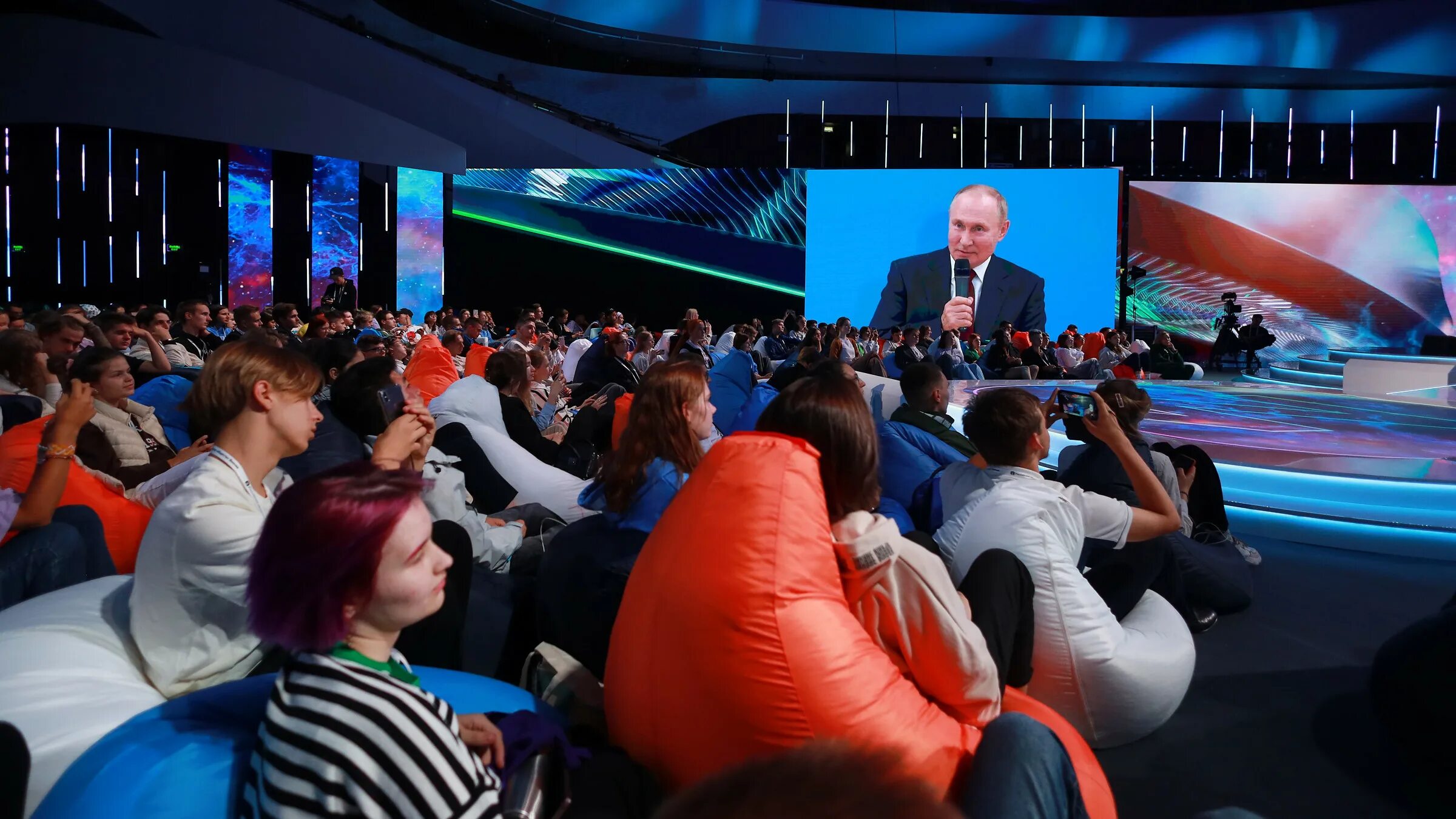 Пресс-конференция Путина 2022 сентябрь. Зал Зарядье день знаний. Прямой эфир с Путиным 1 сентября 2022.