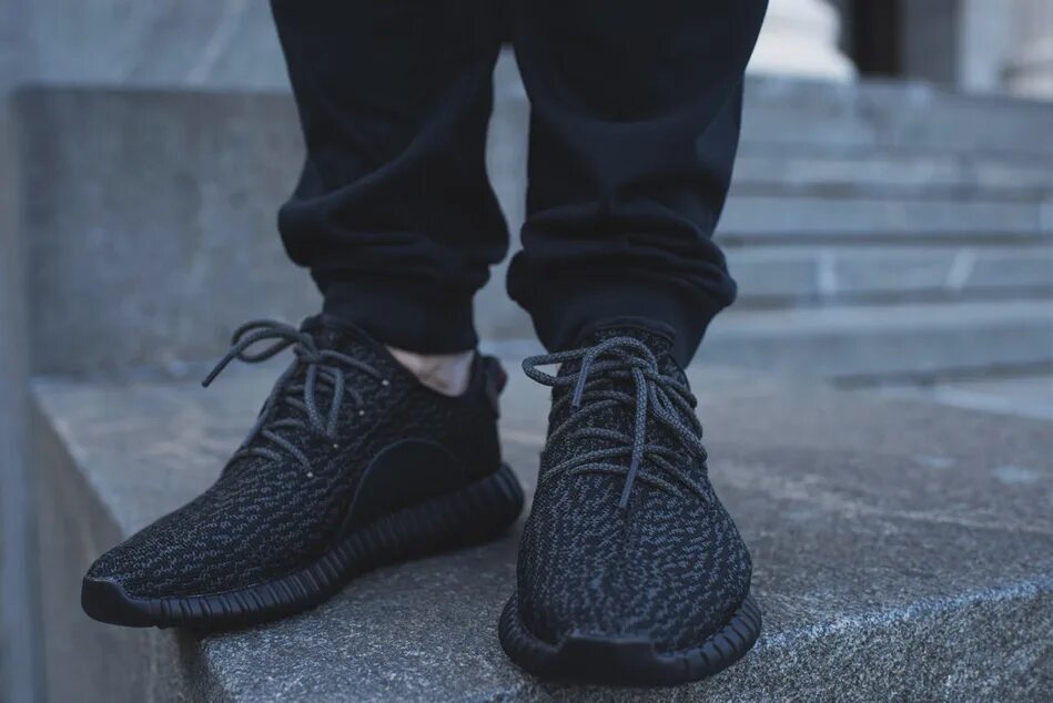 Кроссовки адидас мужские изи. Adidas yeezy 350 v2. Адидас изики 350. Adidas yeezy 350 v2. Кроссовки adidas yeezy 350.