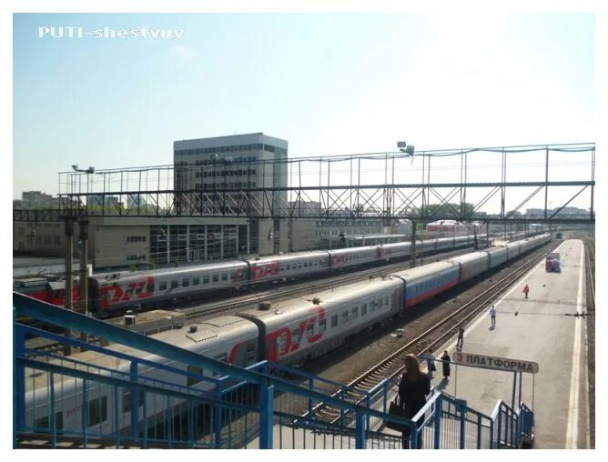 жд вокзал станция тюмень. жд вокзал тюмень пути. жд вокзал станция тюмень. вокзал в тюмени ступеньки. жд вокзал тюмень перон.
