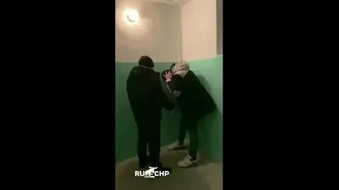 Одноклассницу в подъезде