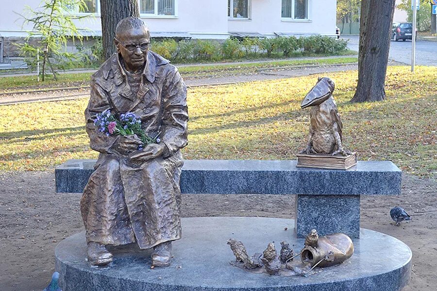 Какой памятник сидит. Памятник николай шадрунов. г. ломоносов. николай шадрунов памятник. памятник шадрунову в ломоносове. город ломоносов ленинградской области памятник ломоносову.