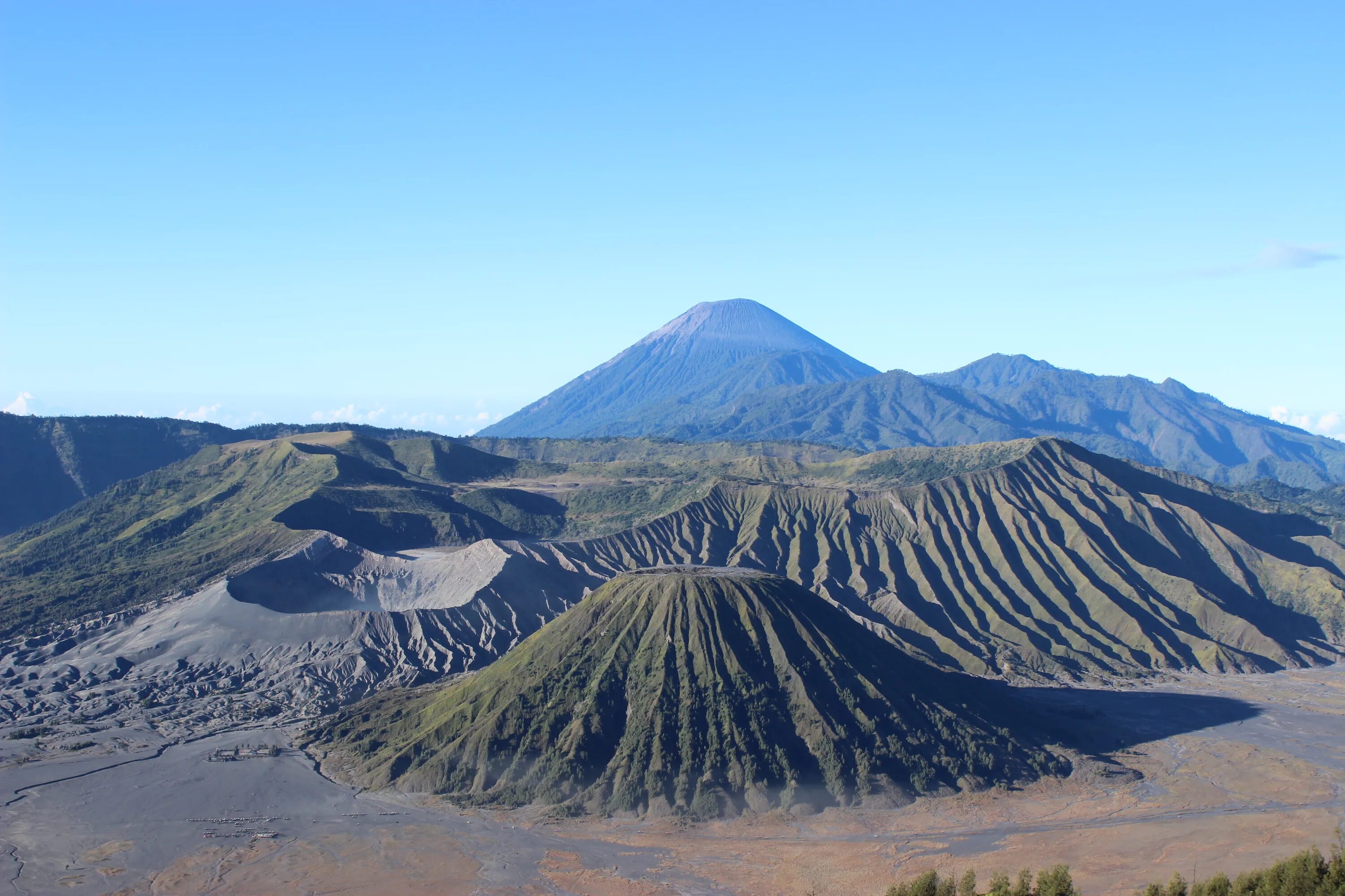 Потухший вулкан. Вулкан плон дю канталь. Потухший вулкан. Вулкан анкаратра мадагаскар. Вулкан малый семячик камчатка.