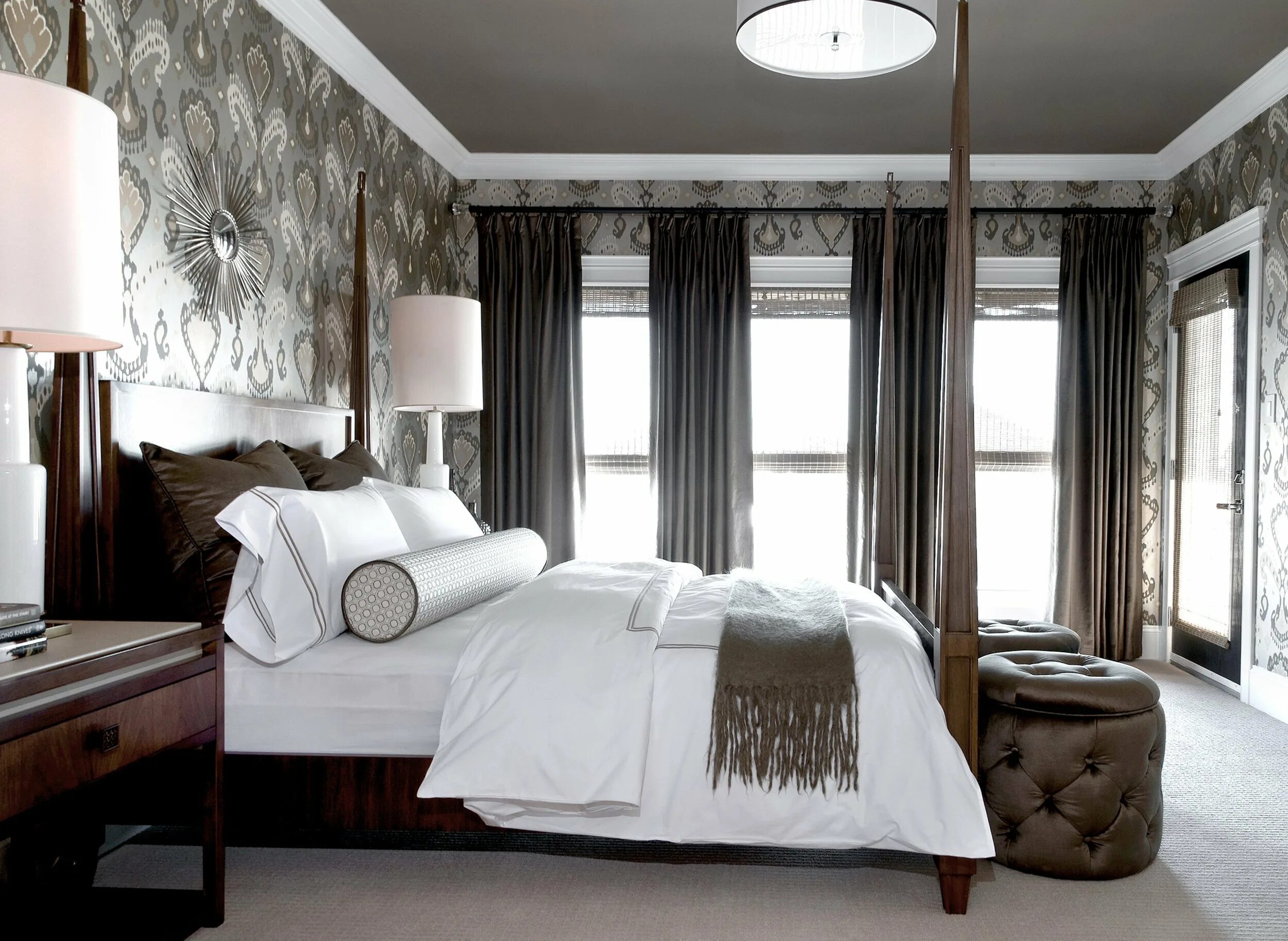 Коричневые шторы в спальне. Тёмные шторы в спальню. Коричневые шторы в интерьере. Спальня на балконе. Шторы в спальню.