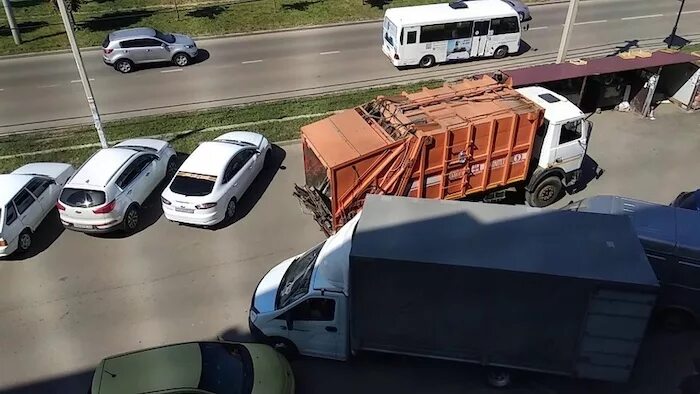 Газель паркуется во дворе. Фура паркуется. стоянка грузового автомобиля в жилой зоне. грузовые и легковые машины во дворе. парковка грузовых газелей во дворе жилого.