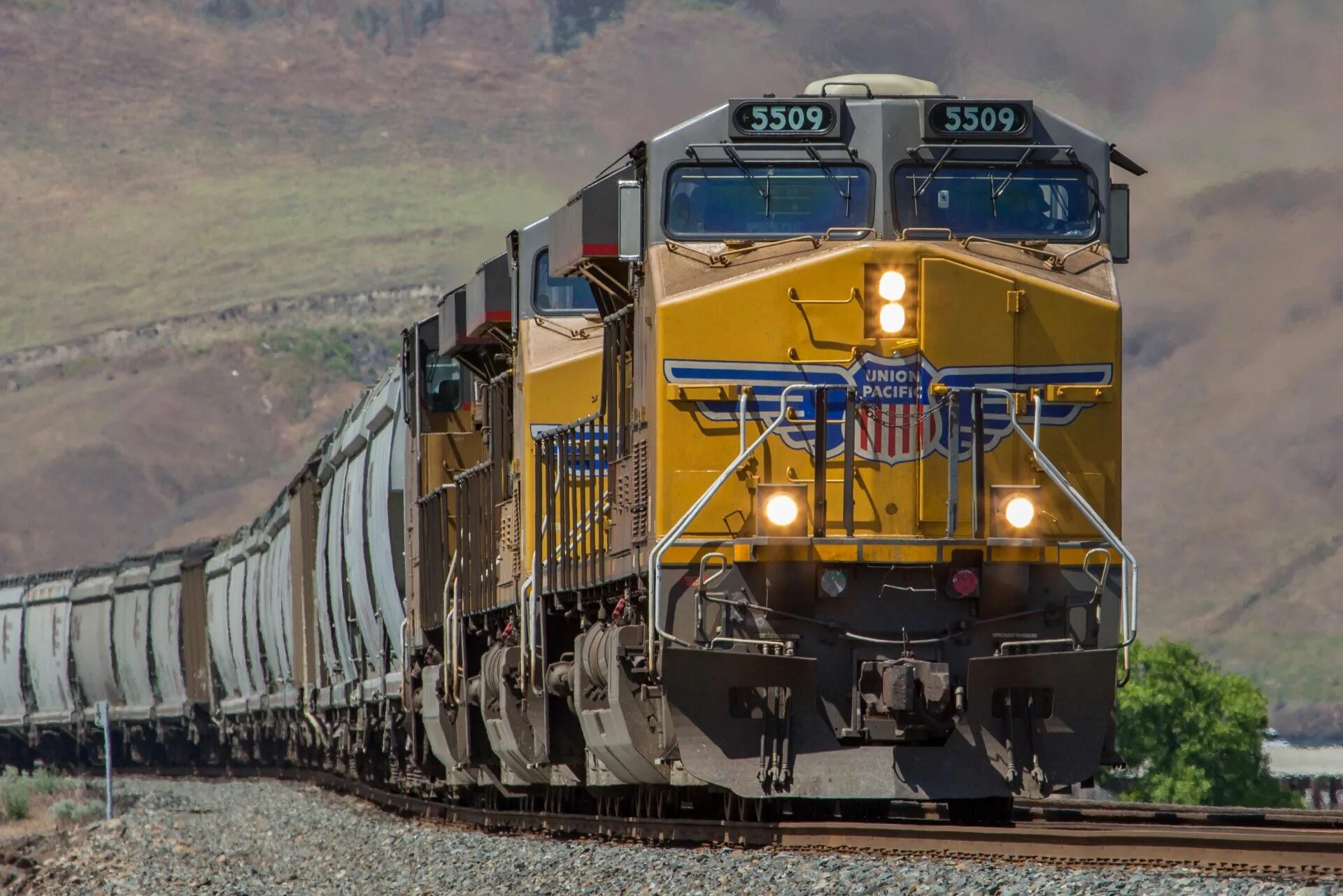 Юнион Пасифик железная дорога. Железнодорожный Локомотив в США. Union Pacific Railroad в США. Юнион Пасифик железная дорога . Тепловозы. Электровоз тянет