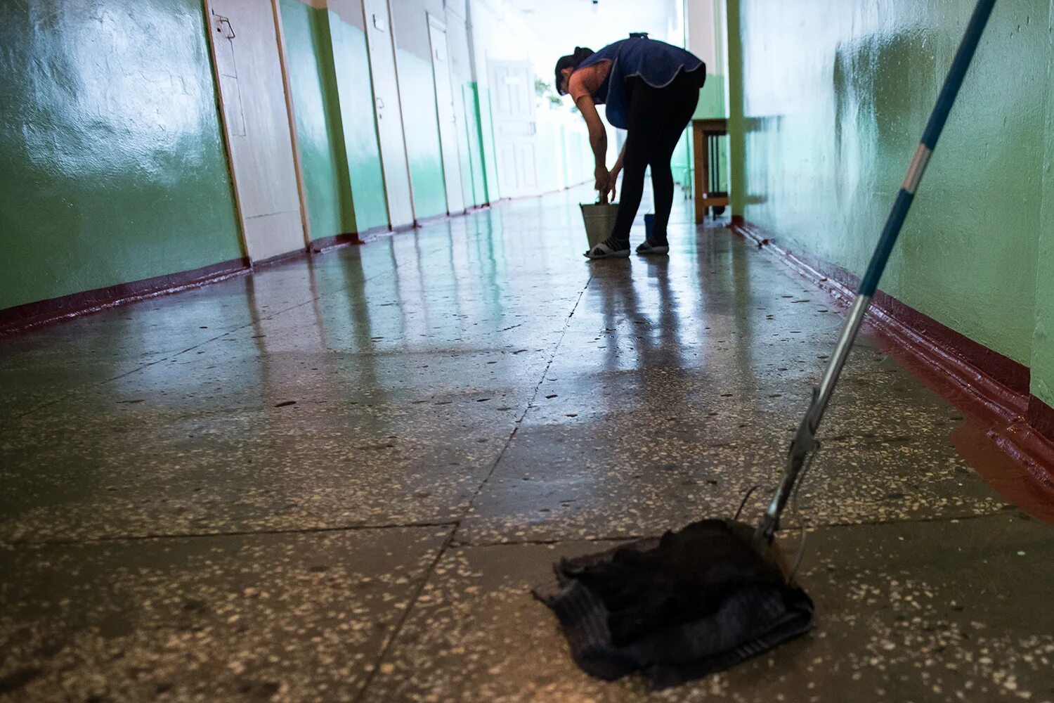 Школьная уборка. Уборка подъездов. пол в больнице. драить полы. уборка школьных помещений.