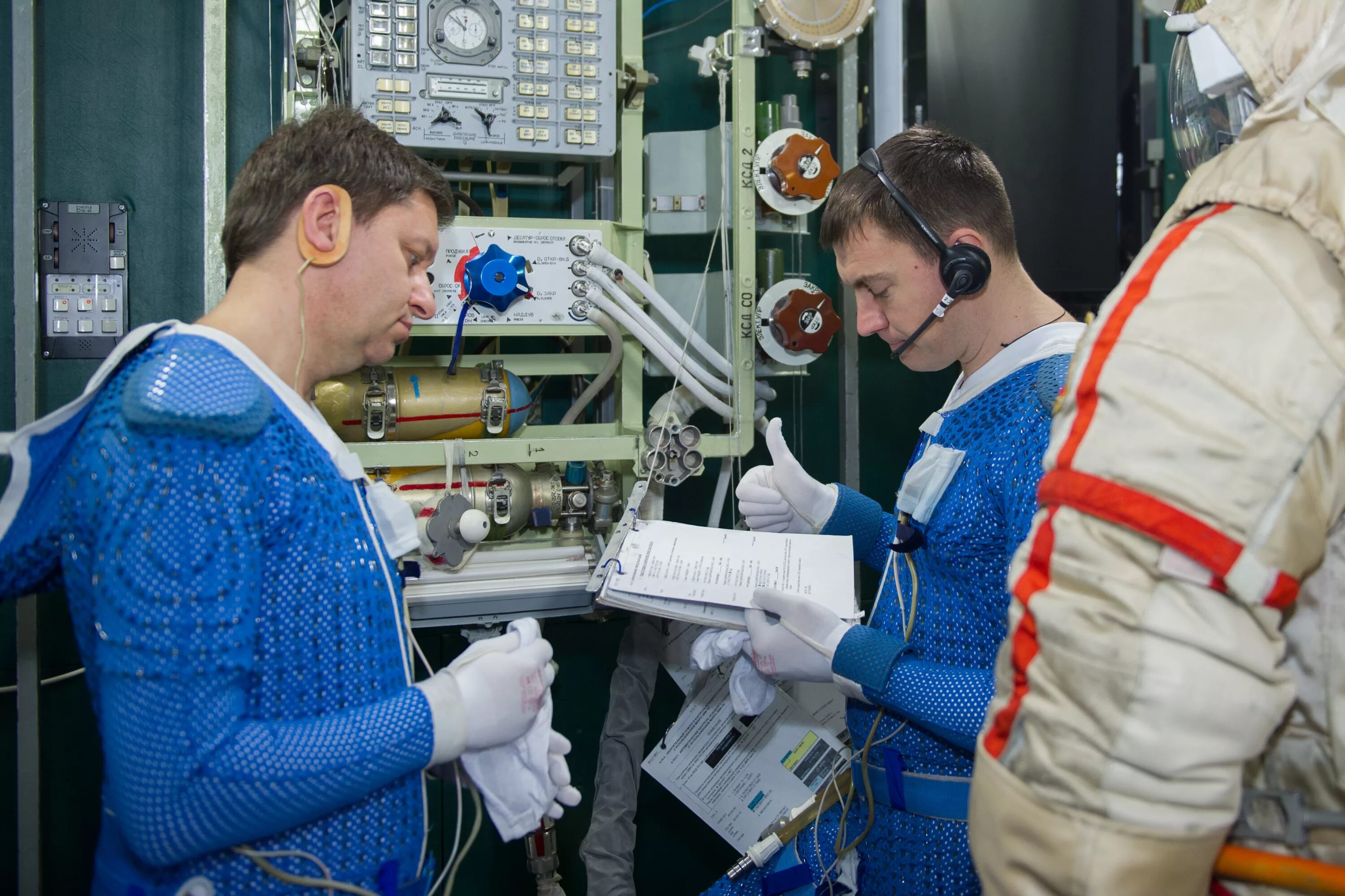 союз мс-12. летчик скворцов. Cosmos news. юлия пересильд байконур вылет. Cosmos news.