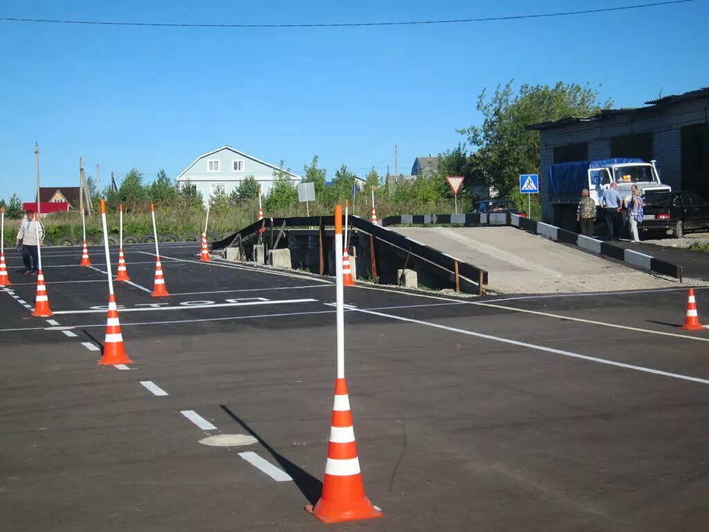 Площадка для вождения. Площадка автошколы. Учебная площадка для вождения. Тренировочная площадка для вождения.