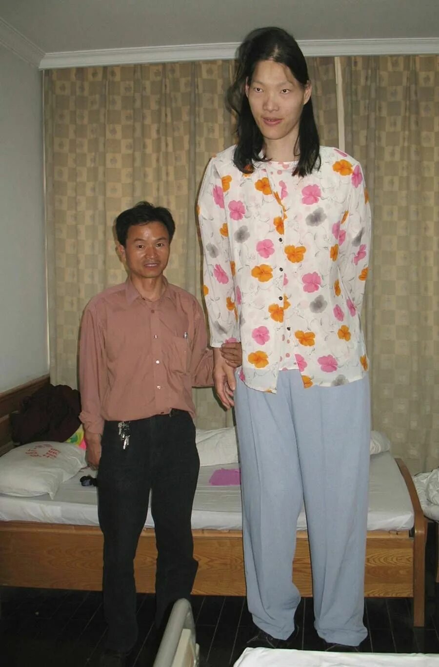 Tall china. Сунь минмин. Яо дефен рост. Tall guy dating short girl. Яо дефен.