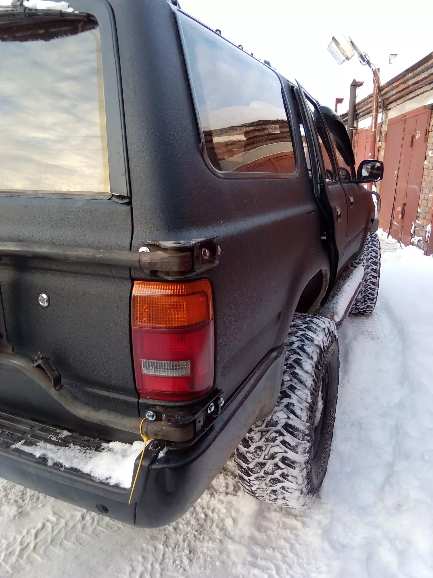 Хайлюкс сурф 185 задняя калитка. Тойота калитка. Toyota land cruiser 100 запаска. Риф калитка land cruiser 100. Калитка stc прадо 150.