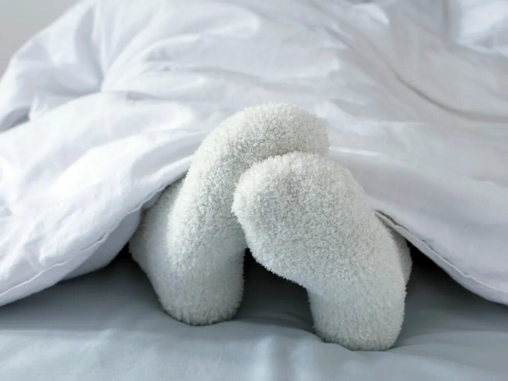 Носки на кровати. Почему нужно спать в носках ложиться. Спать в носках. Спать в носках. Можно спать в носках ночью.