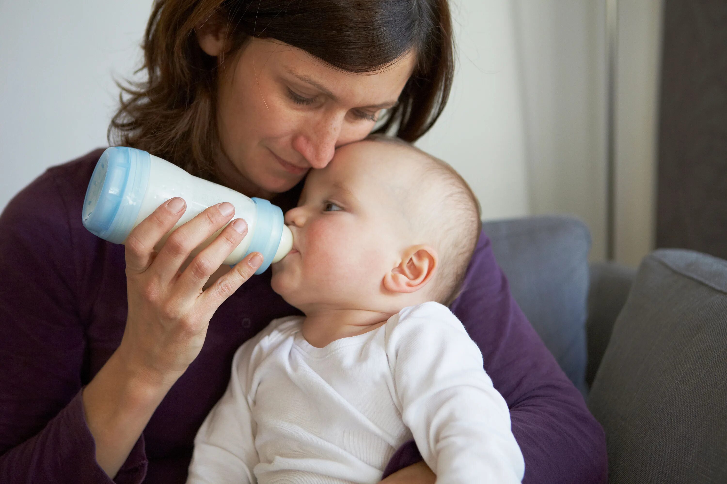 Молоко мамаши. Мама молоко. Мама кормит ребенка из бутылочки. Ребёнок пьёт молоко у мамы. Ребенок пьет молоко матери.