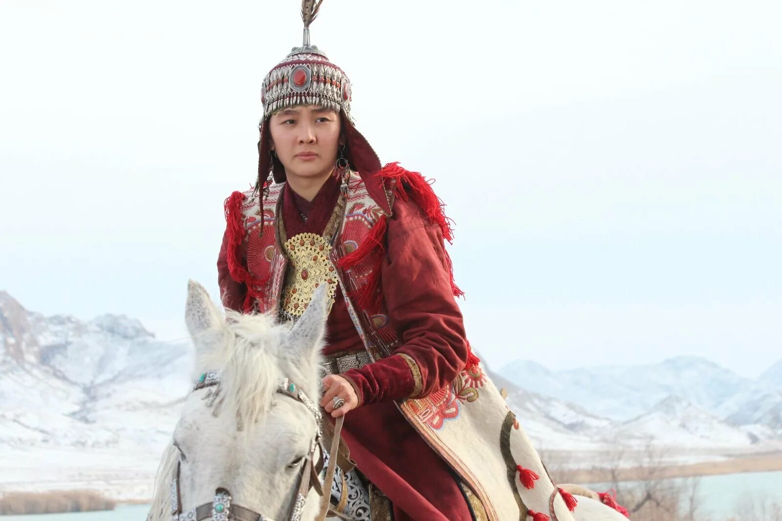 Национальный костюм Чингис хана. Монгольская Национальная одежда. Костюм Чингисхана. Монгольский национальный костюм женский.